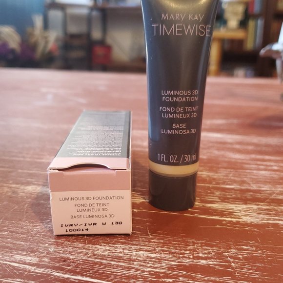 Ivory W 130 (Warm) Luminous 3D Foundation Normal to Dry Skin TimeWise® - Picture 2 of 4